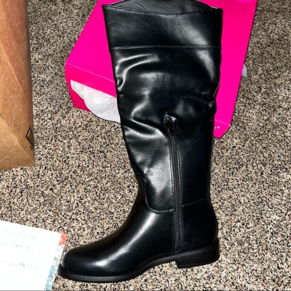 NEW LILY FLAT BLACK BOOTS size 8